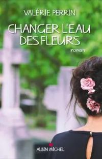 Changer l'eau des fleurs